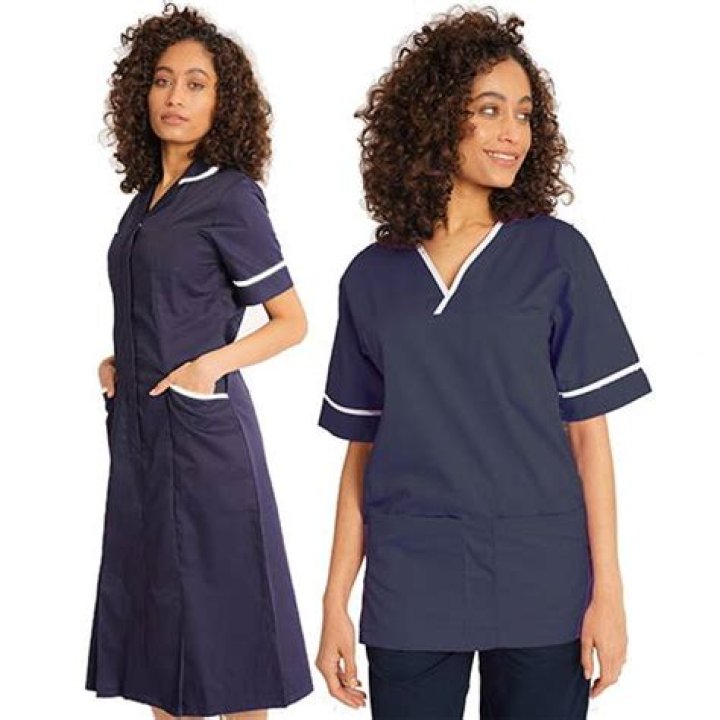 Do vet receptionists wear scrubs