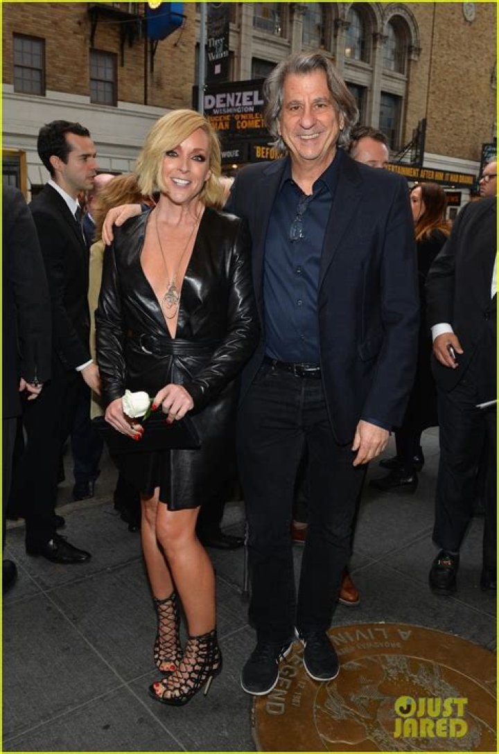 Jane Krakowski: Husband, net worth, tattoos, smoking & body measurements