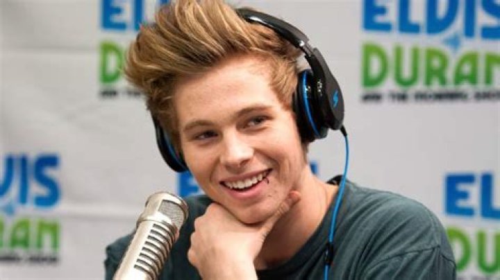 Luke Hemmings Height, Weight, Body Measurements, Shoe Size