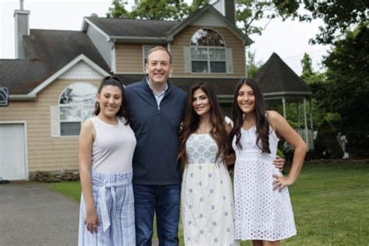 Stephen Collinson Bio, Wiki, Age, Family, Wife, CNN, Salary, and Net Worth.